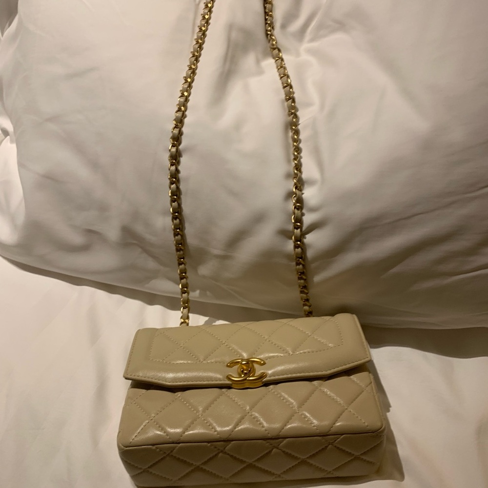 Absolutely stunning authentic, rare nude Chanel purse, with zipper and pockets